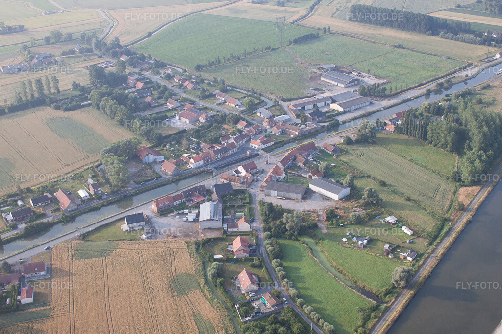 Luftbild: Ortsansicht in Looberghe im Bundesland Nord in Frankreich. – Foto: IMG_58893.jpg vom 22.07.2013 durch Werner Riehm/FLY-FOTO.de – Auflösung des Originals: 4529 x 3020 px
