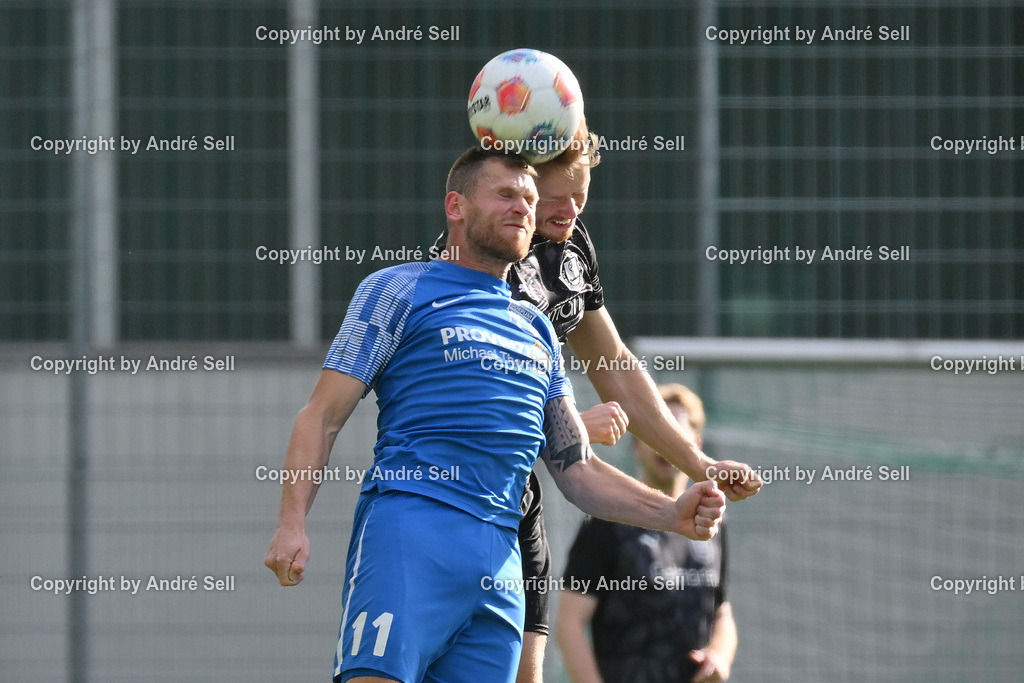 TSV Klausdorf vs SV Dörpum | Stian-Petter Waschko (Klausdorf #14) vs Malte Johannsen (Dörpum #11) / Fußball-Landesliga Schleswig Männer 2026/2027 / TSV Klausdorf vs SV Dörpum / Kunstrasenplatz Klausdorf / Schwentinental / 17.10.26 - Realisiert mit Pictrs.com