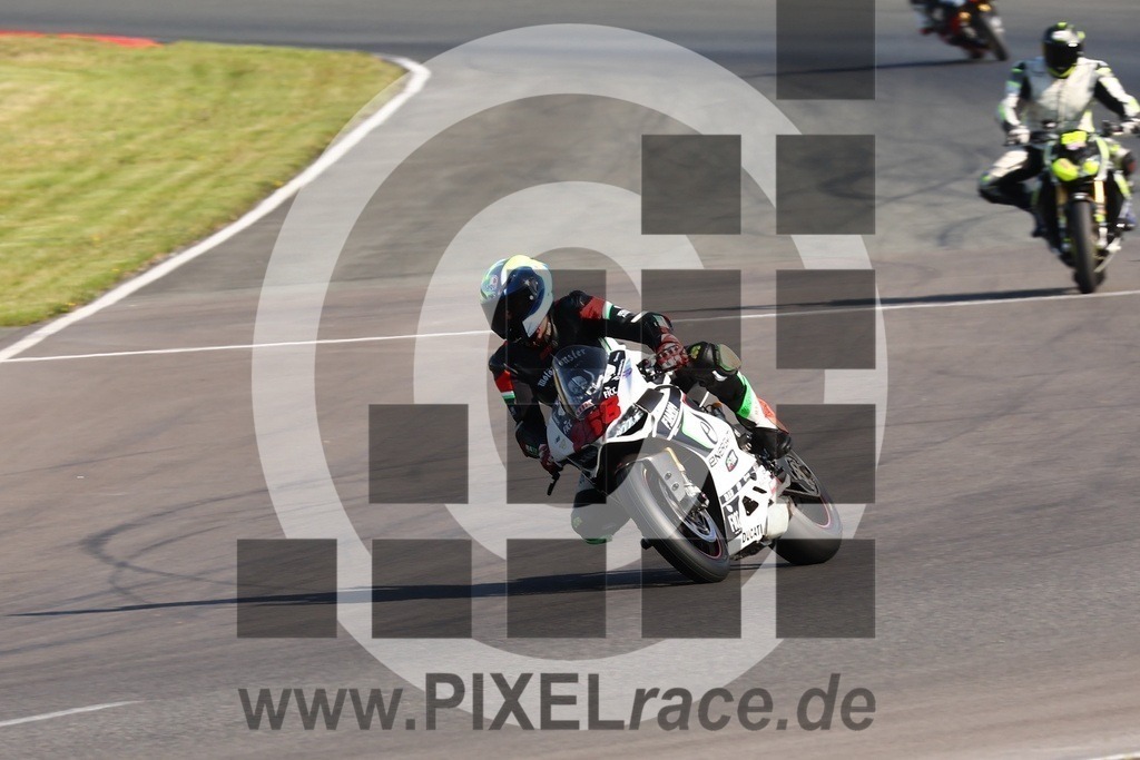 0858-20240718_01766 | Schöne Erinnerungen an spannende Momente - das festzuhalten ist unser Job. PIXELrace.de ist seit 2003 auf den Rennstrecken Europas unterwegs um die Action draußen beim Fahren und die wunderbare Stimmung imm Fahrerlager für euch einzufangen.