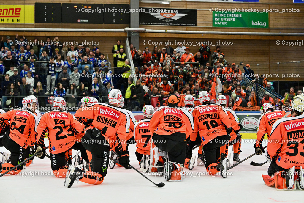 EC IDM WÄRMEPUMPEN VSV vs. MOSER MEDICAL GRAZ99ERS | Graz 99ers Fans feiern mit Mannschaft, EC IDM WÄRMEPUMPEN VSV vs. MOSER MEDICAL GRAZ99ERS, EC IDM WÄRMEPUMPEN VSV vs. MOSER MEDICAL GRAZ99ERS am 17.03.2026 in Villach (Stadthalle Villach), Austria, (Photo by Bernd Stefan)