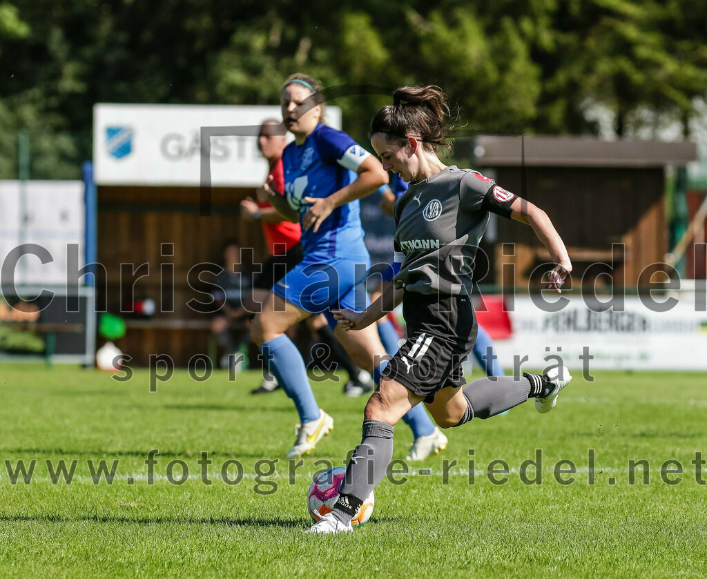 2023-09-09_095_FC_Langengeisling_gegen_TV_1864_Altoetting | Erding, Deutschland, 09.09.2023:
Fußball, Bezirksoberliga 2023 / 2024, 2. Spieltag, FC Langengeisling gegen TV 1864 Altötting, Endergebnis: 2:3

Nina Urban (TV 1864 Altötting, #11)

Foto: Christian Riedel / fotografie-riedel.net