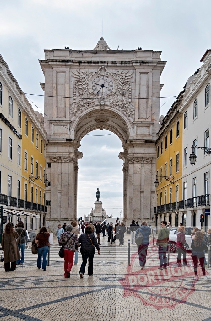 Rua Augusta Arch building entrance, Lisbon city, Portugal | People walking on a cobblestone street towards the famous Rua Augusta Arch - Realisiert mit Pictrs.com