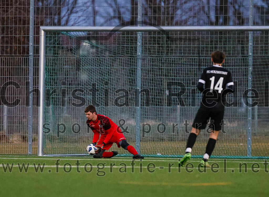2024-02-17_038_FC_Herzogstadt_gegen_FC_Moosinning_II | Erding, Deutschland, 17.02.2024:
Fußball, Kreisklasse 2023 / 2024, Testspiel, FC Herzogstadt gegen FC Moosinning II, Endergebnis: 2:2

Torwart Florian Götz (FC Herzogstadt, #1), Lino Oeder (FC Herzogstadt, #14)

Foto: Christian Riedel / fotografie-riedel.net