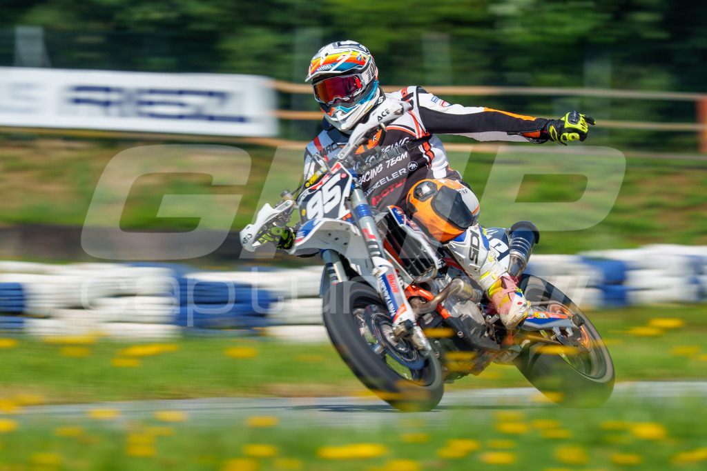 SuperMoto_Staatsmeisterschaft_Greinbach_338 | GRIPcapture steht für authentische Sportfotografie in Österreich – für Momente, die mehr sind als Geschwindigkeit oder Ergebnis. Es geht um Emotion, Spannung, Fokus und den Augenblick, der oft nur einen Wimpernschlag dauert.Ob Motorsport, Teamsport oder 