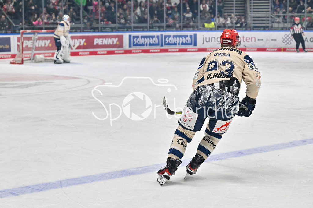 Augsburger Panther - Schwenninger Wild Wings | im Bild der mit Eis bedeckte Sebastian UVIRA (Schwenninger Wild Wings 93) / Freisteller / Einzelfoto / Schnee / DEL: Augsburger Panther - Schwenninger Wild Wings, Curt Frenzel Stadion am 02.02.2025