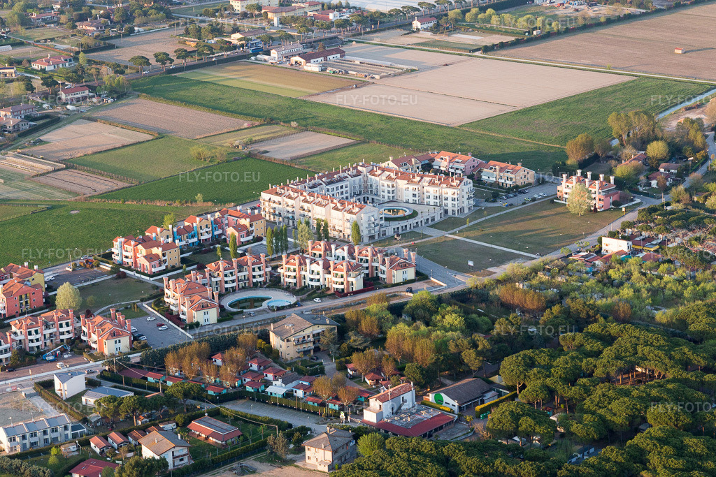 Vue aérienne: Vue de la ville à Cavallino-Treporti dans le département Vénétie, Italie. Photo: IMG_098295.jpg prise le 03/04/2017 par Werner Riehm/FLY-FOTO.eu – Résolution de l'original: 5348 x 3565 px