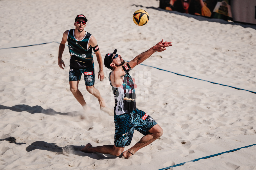 Beachvolleyball | Männer | Allianz German Beach Tour 2025 | Tourstop Bremen | 14.06.2025 | Jonathan Erdmann spielt den Ball