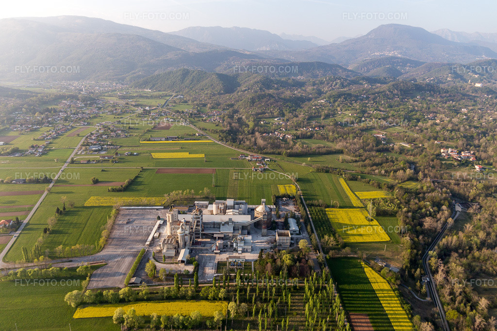 Aerial view: View of the town in Madonna del Zucco in the state Friuli Venezia Giulia, Italy. – Photo: IMG_098914.jpg taken on 04/08/2017 by Werner Riehm/FLY-FOTO.com – Resolution of the original: 5472 x 3648 px
