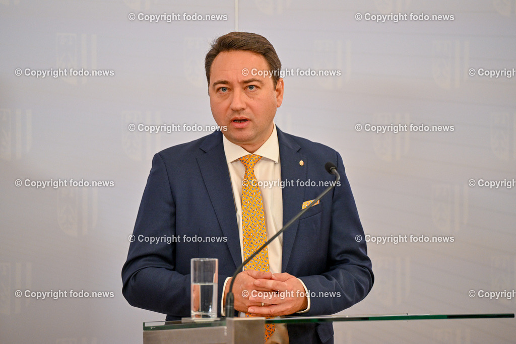 Pressekonferenz Land Ooe_ Praesentation Landeshaushalt 2024_ 07.11.2023-36 | 07.11.2023, Landhaus Linz, AUT, Pressekonferenz Land Ooe, Praesentation Landeshaushalt 2024 - Menschen entlasten. Wirtschaft foerdern, im Bild LH-Stv. Manfred Haimbuchner (FP)