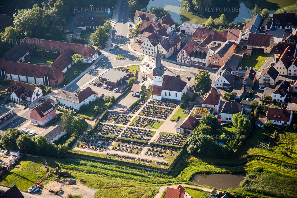 Luftbild: Kirchengebäude und Friedhof des Evangelisch-Lutherisches Pfarramt Weisendorf-Rezelsdorf in Weisendorf im Bundesland Bayern in Deutschland. Foto: IMG_092686.jpg vom 07.08.2016 durch Werner Riehm/FLY-FOTO.de