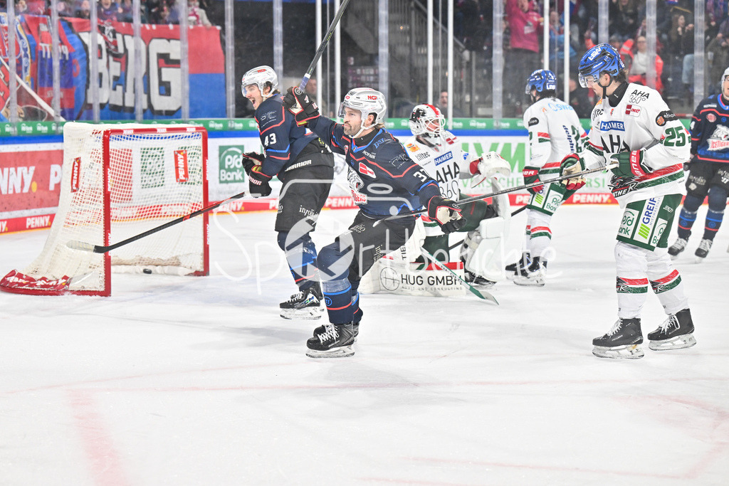Nürnberg Ice Tigers - Augsburger Panther | NUREMBERG, GERMANY - 23. JANUARY: Jubel der Ice Tigers nach dem Treffer zum 2-1 durch Tyler SPEZIA (Nürnberg Ice Tigers 37) / Tor / Torschuetze / Freude / Happy während dem Match zwischen den Nürnberg Ice Tigers und den Augsburger Panthern am 42. Spieltag der Penny DEL in der PSD Bank Nürnberg Arena