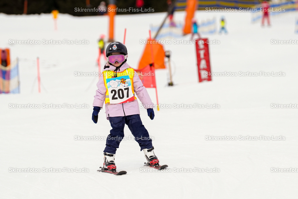 SRF_02.01.2026_0246 | Skirennfotos,Serfaus,Fiss,Ladis,Kinderskirennen,Winter,Tirol,Oberland,skirace,SFL,feelfree,weil wir's genießen,ski,Ski,skifahren,Sonnenplateau, - Realisiert mit Pictrs.com