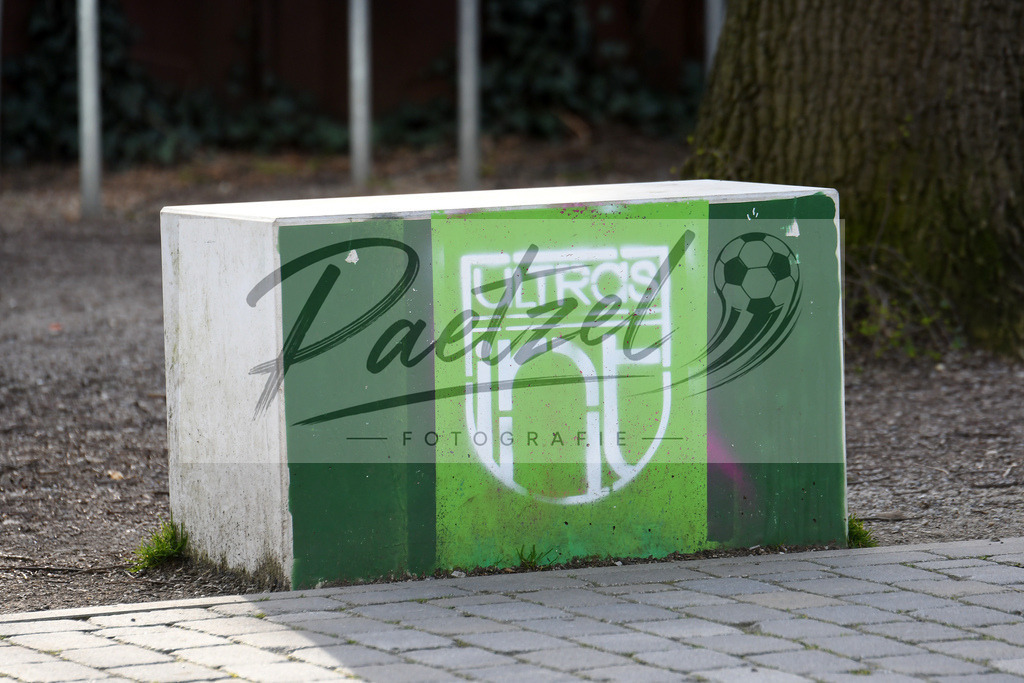 20200318_TRASVW_0038 | Fussball, Herren: . Stein mit Spray Ultras am 18.03.2020 in Bremen, Deutschland. - Realisiert mit Pictrs.com