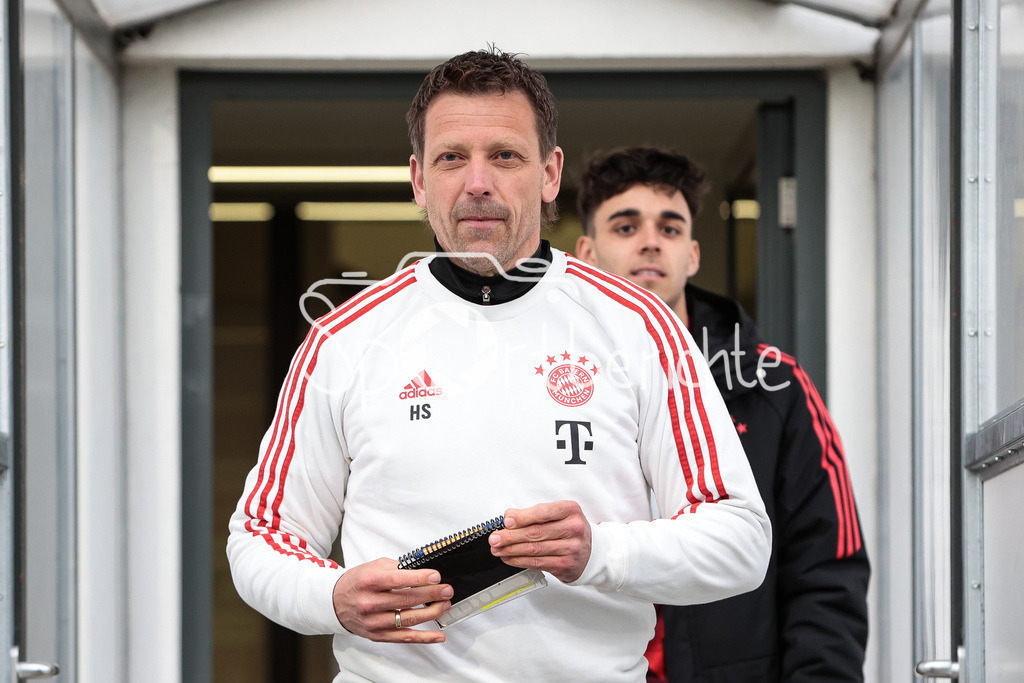 FC Bayern Amateure - SpVgg Hankofen-Hailing | Bayern Trainer Holger SEITZ in Aktion / Freisteller / Einzelfoto