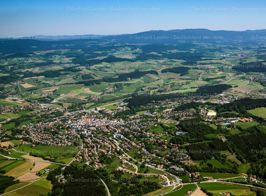 2724083 | WALDKIRCHEN 19.05.2007 Stadtgebiet mit Außenbezirken und Innenstadtbereich am Rand von landwirtschaftlichen Feldern und Ackerflächen in Waldkirchen im Bundesland Bayern, Deutschland // Urban area with outskirts and inner city area on the edge of agricultural fields and arable land in Waldkirchen in the state Bavaria, Germany Foto: Gerhard Launer