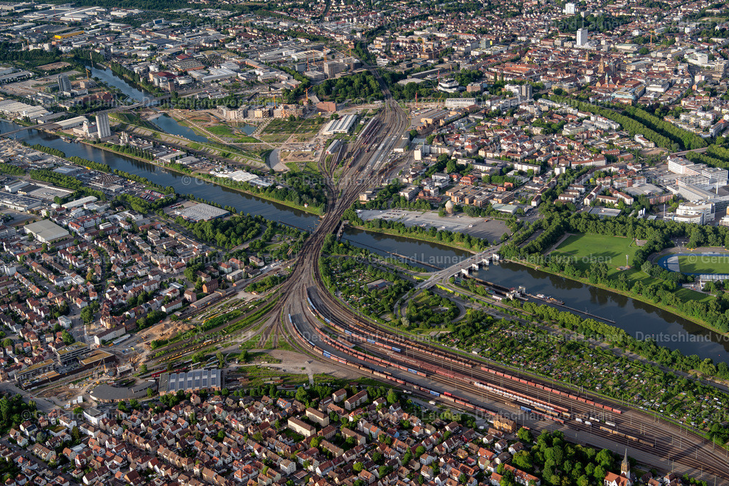 3804750 | Der Heilbronner Güterbahnhof (offizielle Bezeichnung bis 1985: Heilbronn Rangierbahnhof, umgangssprachlich oft Böckinger Rangierbahnhof genannt) ist ein Rangierbahnhof der Deutschen Bahn in Heilbronn.