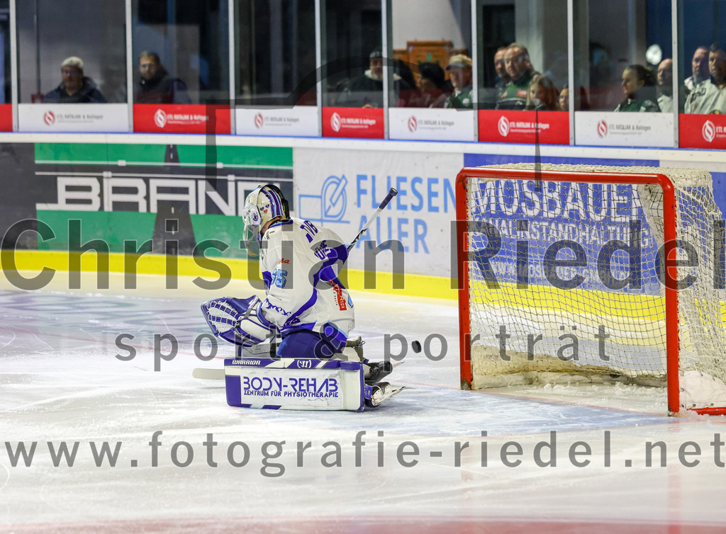 2025-09-26_025_TSV_Erding_gegen_SC_Riessersee | Erding, Deutschland, 26.09.2025:Eishockey, Oberliga Süd 2025 / 2026, 3. Spieltag, TSV Erding gegen SC Riessersee, Endergebnis: 3:5Torwart Patrik Mühlberger (SC Riessersee, #65)Foto: Christian Riedel / fotografie-riedel.net