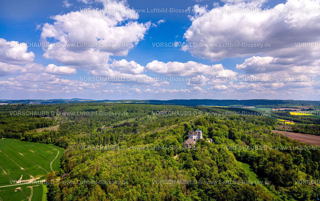 Brakel240504772SchlossHinnenburg | Luftbild, Schloss Hinnenburg auf einer Bergkuppe im Waldgebiet, Privatbesitz der Familie von der Asseburg-Falkenstein-Rothkirch, Fernsicht mit blauem Himmel und Wolken, Hinnenburg, Brakel, Ostwestfalen, Nordrhein-Westfalen, Deutschland
