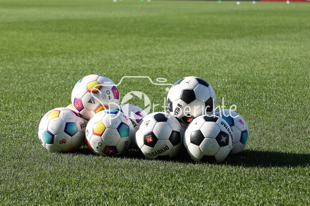 FC Bayern Amateure - SpVgg Ansbach | Derbystar Spielbaelle vor der Partie in Muenchen / Fussball / Spielball / Symbolbild /