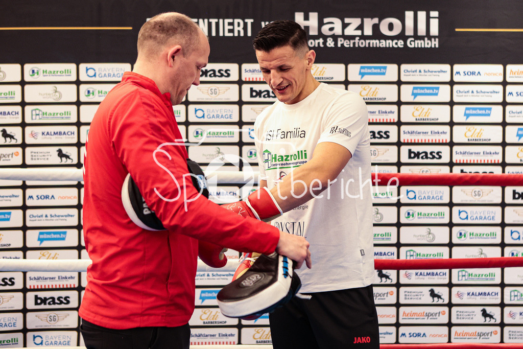 Profi - Box - Gala / Show Training | Robin KRASNIQI in Aktion beim Showtraining in Muenchen (links) mit seinem Trainer Juergen BRAEHMER