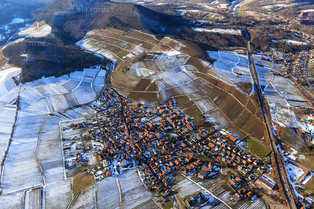 Luftbild: Winzerdorfansicht im Winter zwischen verschneiten Weinbergen aus Osten in Birkweiler im Bundesland Rheinland-Pfalz in Deutschland. Foto: IMG_096211.jpg vom 15.01.2017 durch Werner Riehm/FLY-FOTO.de