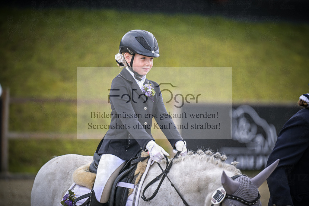 DOS_0013 | Entdecke hochwertige Reitturnierfotos von Foto Oger. Professionell, emotional und authentisch – jetzt Lieblingsmomente im Shop bestellen.Deutschlandweite Turnierfotografie. - Realisiert mit Pictrs.com