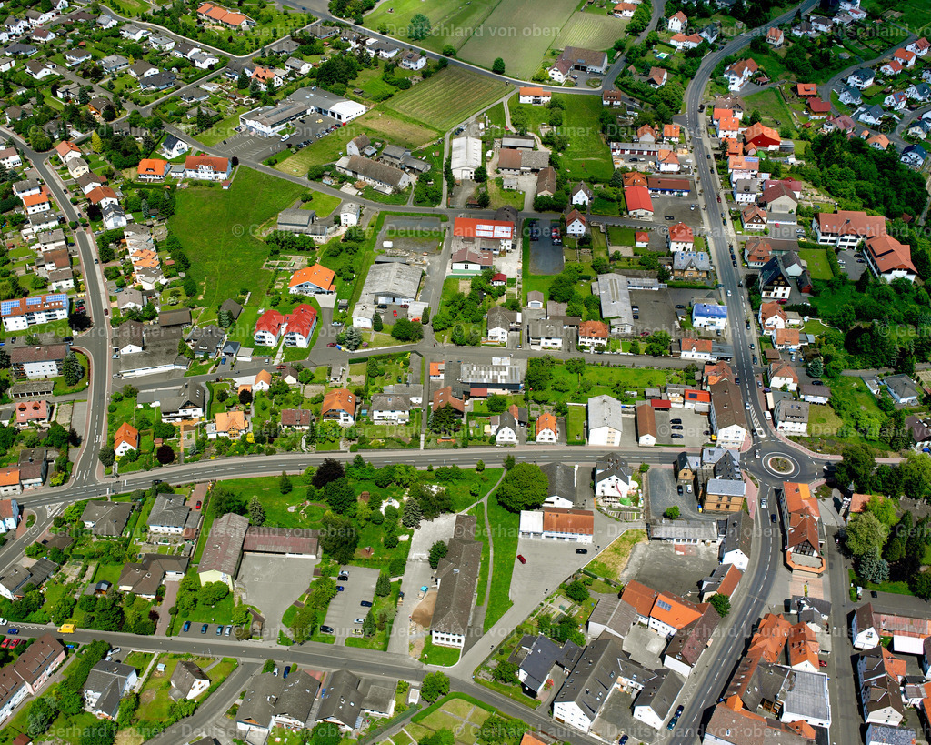 2614171 | HOMBERG (OHM) 09.06.2006 Wohngebiet einer Einfamilienhaus- Siedlung  in Homberg (Ohm) im Bundesland Hessen, Deutschland // Single-family residential area of settlement  in Homberg (Ohm) in the state Hesse, Germany Foto: Gerhard Launer