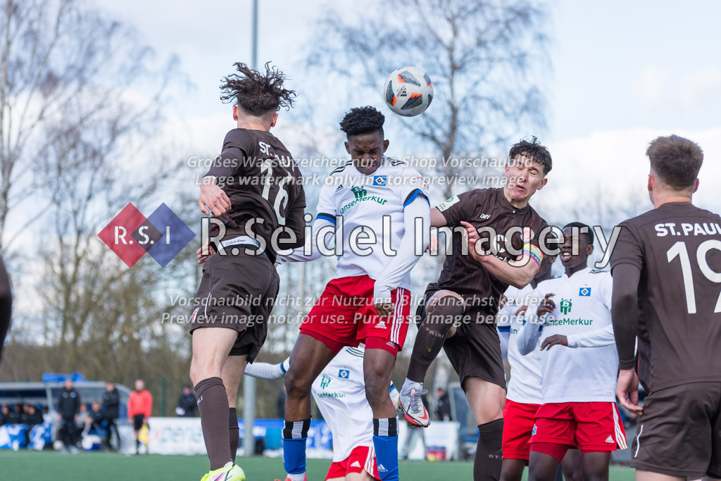Fußball, Saison 2021/22, A-Junioren Bundesliga, Hamburger SV - FC St. Pauli, Paul-Hauenschild-Plätze (Norderstedt), 02.04.2022, 16. Spieltag | David Amalachukwu Igboanugo (#3, HSV) köpft den Eckball in Richtung Tor. Selcuk Rinal (#16, Pauli) und Marius Joachim Mohr (#3, Pauli) kommen nicht dran.