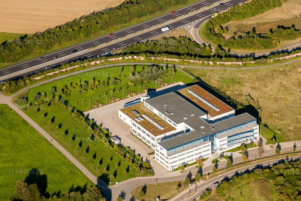 Luftbild: Bürogebäude des Verwaltungs- und Geschäftshauses der Physik Instrumente (PI) GmbH & Co. KG an der A8 im Ortsteil Palmbach im Ortsteil Stupferich in Karlsruhe im Bundesland Baden-Württemberg in Deutschland. Foto: IMG_32384.jpg vom 21.08.2010 durch Werner Riehm/FLY-FOTO.de