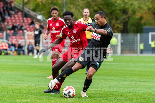 20241102_NSZ_5564 | Zweikampf Robin Afamefuna (Fortuna Köln,No.22) (vorne) und Noah Mbamba (Fortuna Düsseldorf U23,No.13)DEU, Düsseldorf, 02.11.2024 Fußball, Regionalliga West, Saison 2024/2025, 14. Spieltag, Fortuna Düsseldorf U23 - SC Fortuna Köln - Realisiert mit Pictrs.com