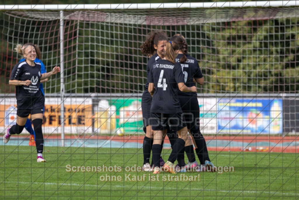 20250928_130615_0109 | #,1.FC Donzdorf (schwarz) vs. TV Derendingen (rot), Fussball, Frauen-Verbandsliga Württemberg, 03. Spieltag, Saison 2025/2026, Rasenplatz Lautertal Stadion, Süßener Straße 16, 73072 Donzdorf, 28.09.2025 - 13:00 Uhr,Foto: PhotoPeet-Sportfotografie/Peter Harich