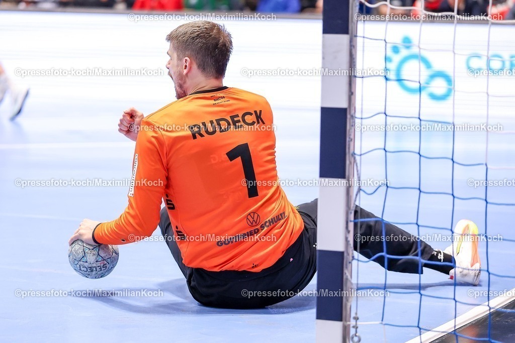 BHC11122501020 | 11.12.2025, Handball, HBL, Bergischer HC - ThSV Eisenach, Unihalle Wuppertal: Torhüter Christopher Rudeck (BHC #01) jubelnd auf dem Spielfeld