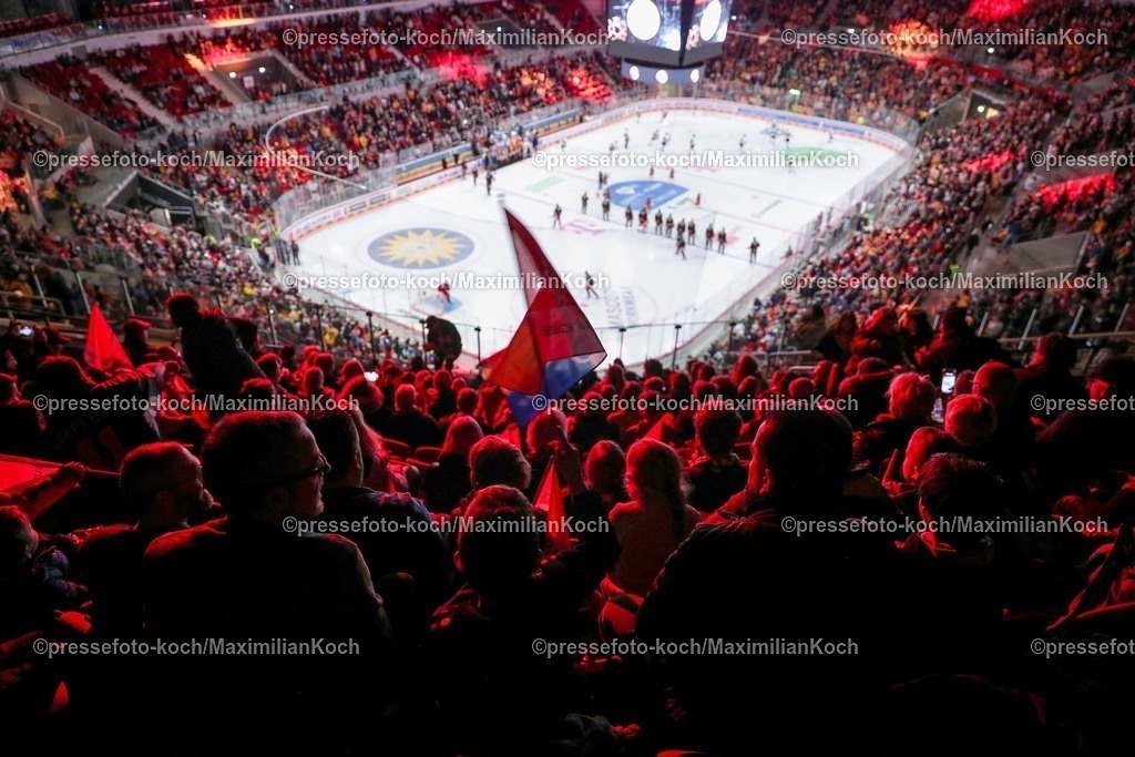 DEG12012501050 | 12.01.2025, Eishockey, Penny DEL, Düsseldorfer EG - Eisbären Berlin, PSD-BANK Dome: Feature Fans der DEG in der vollen Eishalle. Übersicht Übersichtsfoto Übersichtsbild der Spielstätte Innenansicht Zuschauer Fans Eishockeyspielfeld 