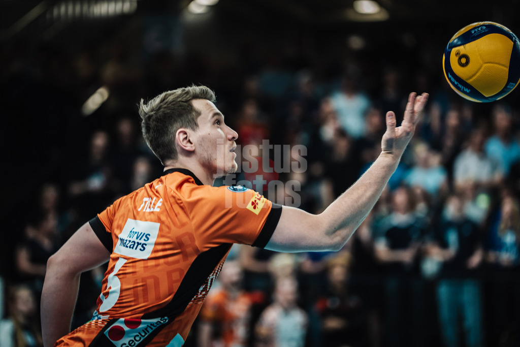 Volleyball | Herren | Saison 2024/2025 | 1. Volleyball Bundesliga Männer | Finale | SVG Lüneburg vs. BERLIN RECYCLING Volleys | 01.05.2025 | Johannes Tille (#6, Berlin Recycling Volleys) beim Aufschlag