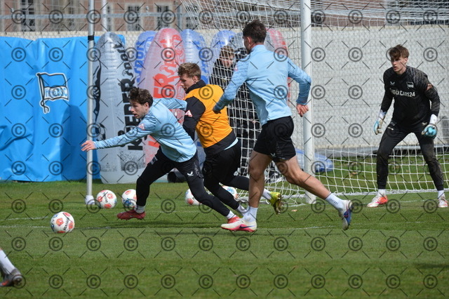 RGE_8859 | Hertha BSC, 2.Bundesliga, Herren, Training, Saison 2025/26, von li. Leon Jensen ( Hertha BSC ), Luca Schuler ( Hertha BSC ), Dienstag, 31.03. 2026,   Fotograf: Ralf Gebhardt - Realisiert mit Pictrs.com