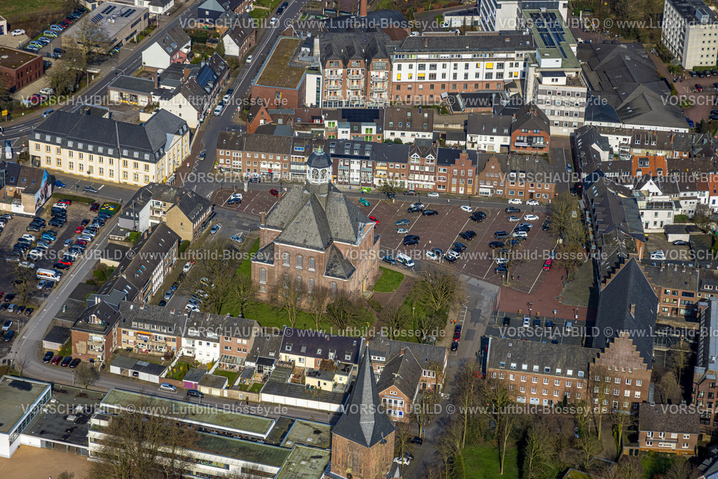 Emmerich240313253 | Luftbild, evang. Christuskirche mit Geistmarkt und Parkplatz, Postgebäude Geistmarkt, Rathaus Stadtverwaltung, Emmerich am Rhein, Nordrhein-Westfalen, Deutschland