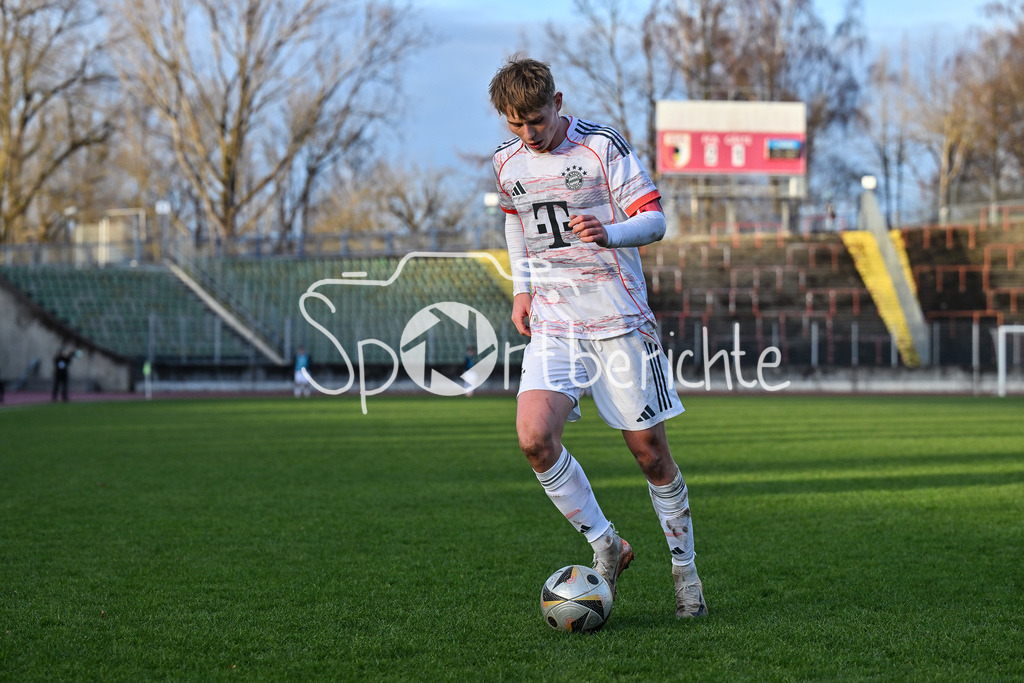 TSV Schwaben Augsburg - FC Bayern Amateure | AUGSBURG, GERMANY - 29. NOVEMBER: am Ball Anton HEINZ (FC Bayern München II 10) / Einzelfoto / Freisteller beim Ligaspiel zwischen dem TSV Schwaben Augsburg und den Amateuren des FC Bayern am 20. Spieltag der Regionalliga Bayern im Rosenaustadion