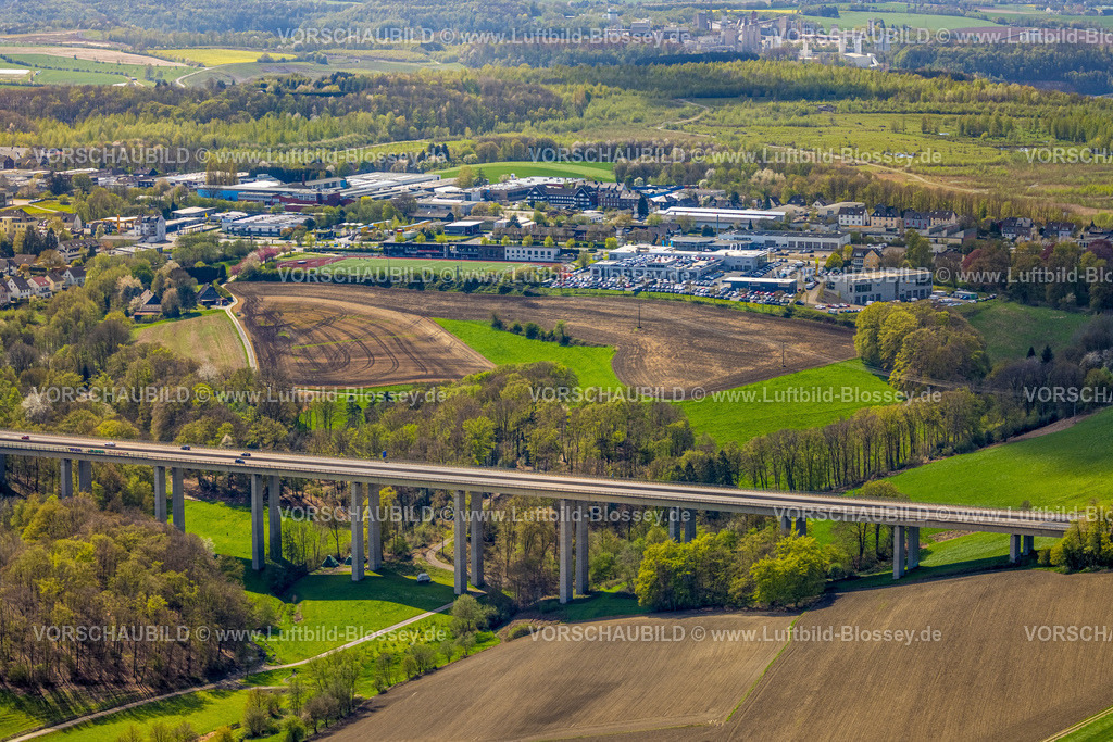 Velbert230407309Neviges | Luftbild, Wiesenfläche an der Brücke Grundbach der Autobahn A535 Anschlussstelle Tönisheide, Gewerbegebiet Nevigeser Straße, Grossehöhe, Velbert, Ruhrgebiet, Nordrhein-Westfalen, Deutschland
