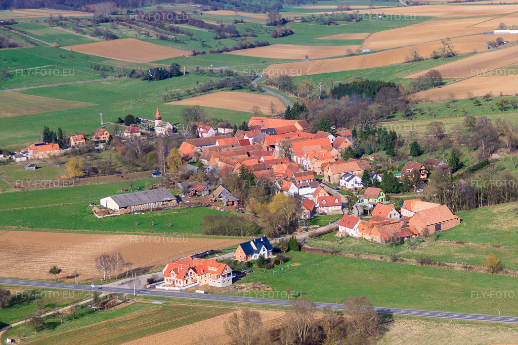 Vue aérienne: Vue de la ville depuis le sud à Issenhausen dans le département Bas Rhin, France – .Photo: IMG_38595.jpg prise le 20/03/2011 par Werner Riehm/FLY-FOTO.eu – Résolution de l'original: 4752 x 3168 px