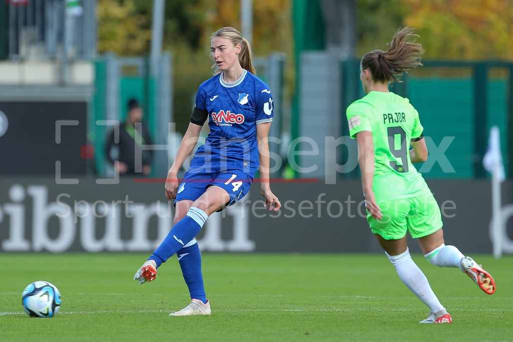 Fussball, Google Pixel Frauen-Bundesliga, VfL Wolfsburg - TSG 1899 Hoffenheim | v.li.: Lisa Doorn (TSG 1899 Hoffenheim, 14) und Ewa Pajor (VfL Wolfsburg, 9) im Zweikampf, Duell, Dynamik, Aktion, Action, Spielszene, DIE DFB-RICHTLINIEN UNTERSAGEN JEGLICHE NUTZUNG VON FOTOS ALS SEQUENZBILDER UND/ODER VIDEOÄHNLICHE FOTOSTRECKEN. DFB REGULATIONS PROHIBIT ANY USE OF PHOTOGRAPHS AS IMAGE SEQUENCES AND/OR QUASI-VIDEO.
