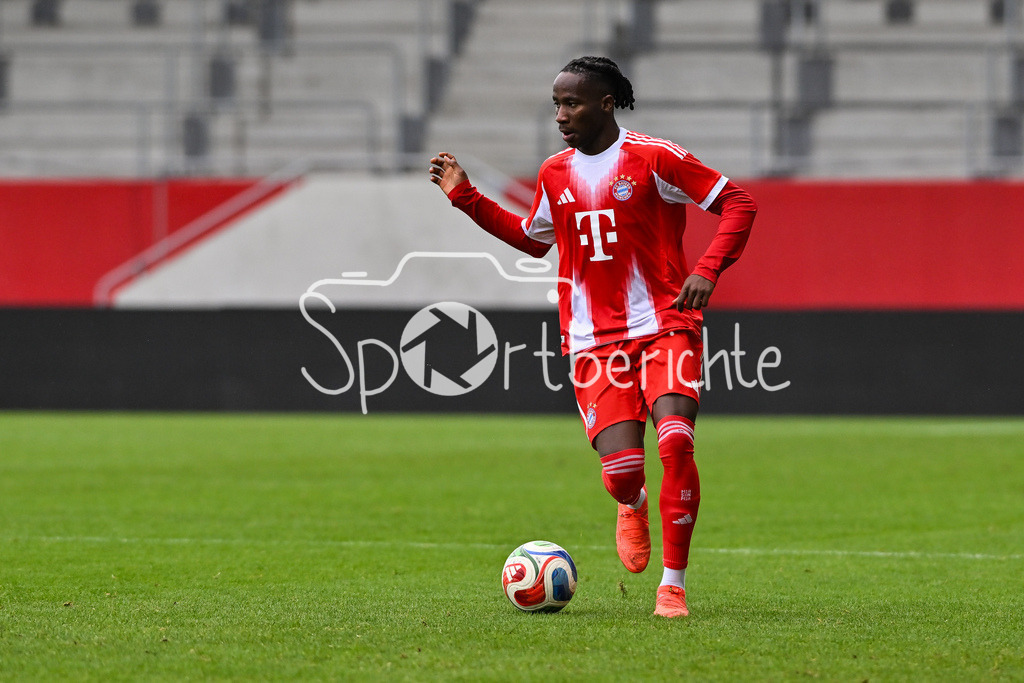 FC Bayern München - Berliner Athletik Klub | MUNICH, GERMANY - 21. FEBRUARY: am Ball Richard AJAYI (FC Bayern München U19 3) während dem Spiel zwischen der U19 des FC Bayern München und der U19 des Berliner Athletik Klubs am 3. Spieltag der DFB-U19 Nachwuchsliga am FC Bayern Campus