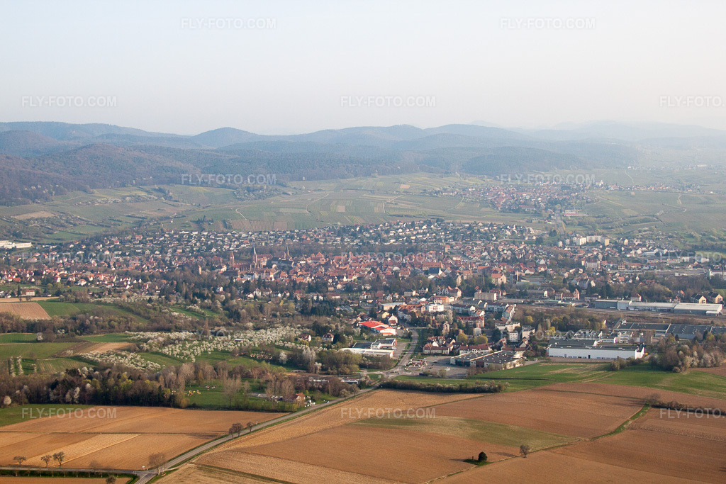 Aerial view: Wissembourg from the southeast in Steinseltz in the state Bas-Rhin, France. – Photo: IMG_63656.jpg taken on 03/30/2014 by Werner Riehm/FLY-FOTO.com – Resolution of the original: 4752 x 3168 px