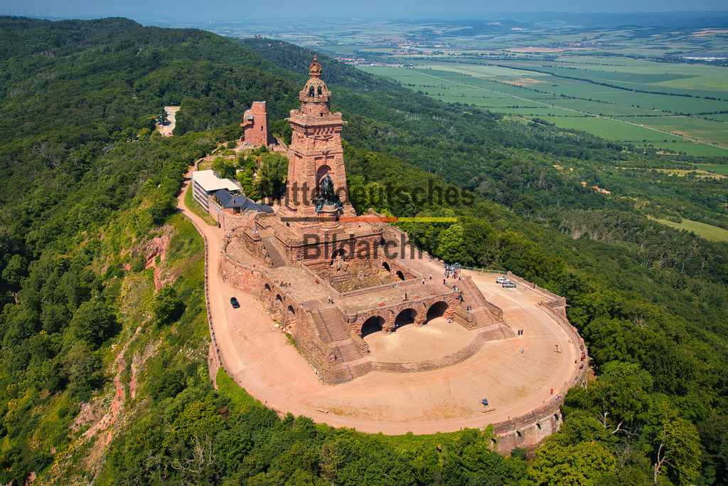 Kyffhäuser-Denkmal_5729_GEN | Im Kyffhäusergebirges steht eines der bedeutendsten Denkmäler Deutschlands – das Kaiser-Wilhelm-Nationaldenkmal. Gebaut zu Ehren Kaiser Wilhelm I. und zur Erinnerung an die Reichseinigung im Jahre 1871.  - Realisiert mit Pictrs.com
