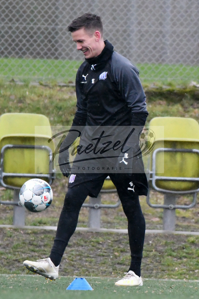 20200213_TRAOSN_0012 | Fussball, Herren: Thomas Konrad (VfL Osnabrueck) in Aktion, am Ball, Einzelaktion waehrend der Trainingseinheit des VfL Osnabrueck im Sportpark Illoshoehe am 13.02.2020 in Osnabrueck, Deutschland. - Realisiert mit Pictrs.com
