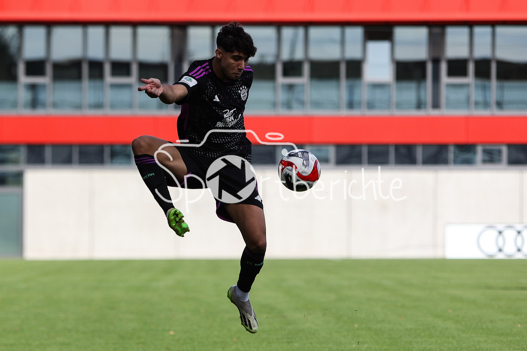 FC Bayern Muenchen U19 - 1. FC Kaiserslautern U19 | Emirhan DEMIRCAN (FCB #7) nimmt einen Ball an / Einzelfoto / Freisteller