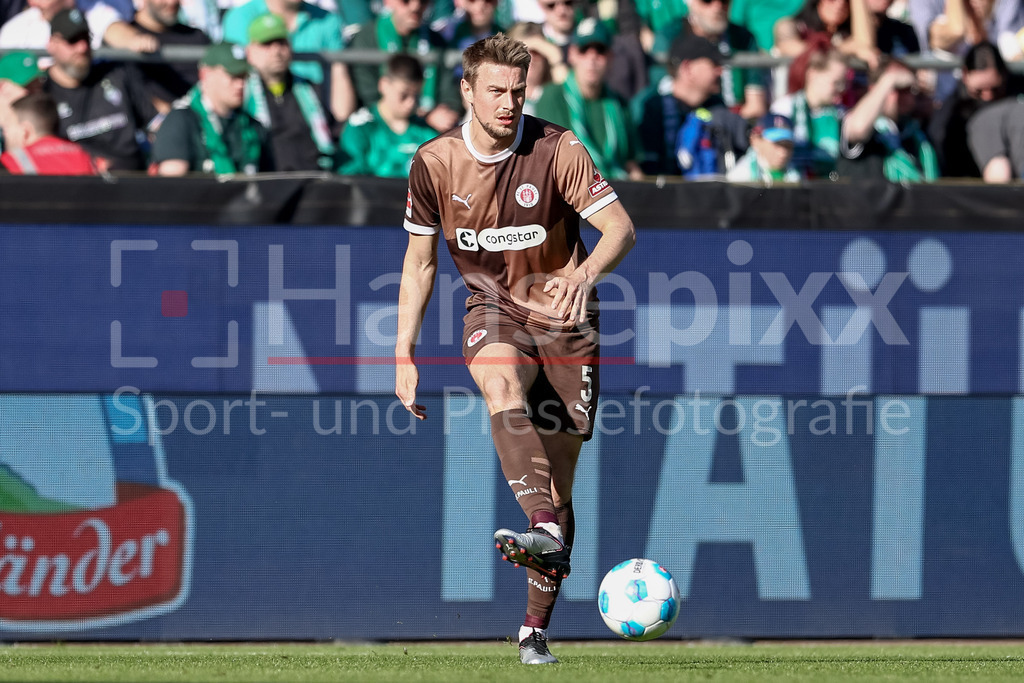 Fussball, Bundesliga, SV Werder Bremen - FC St. Pauli | Hauke Wahl (FC St. Pauli, 5) am Ball, Freisteller, Einzelbild, Ganzkörper, Aktion, Action, Spielszene, DIE DFL-RICHTLINIEN UNTERSAGEN JEGLICHE NUTZUNG VON FOTOS ALS SEQUENZBILDER UND/ODER VIDEOÄHNLICHE FOTOSTRECKEN. DFL REGULATIONS PROHIBIT ANY USE OF PHOTOGRAPHS AS IMAGE SEQUENCES AND/OR QUASI-VIDEO.