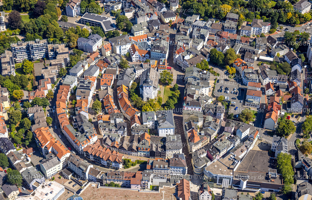 Luedenscheid250813908 | Luftbild, kreisförmige Wohnanlage in der City mit evang. Erlöserkirche, Corneliusstraße und Grabenstraße, Lüdenscheid-Stadt, Lüdenscheid, Sauerland, Nordrhein-Westfalen, Deutschland