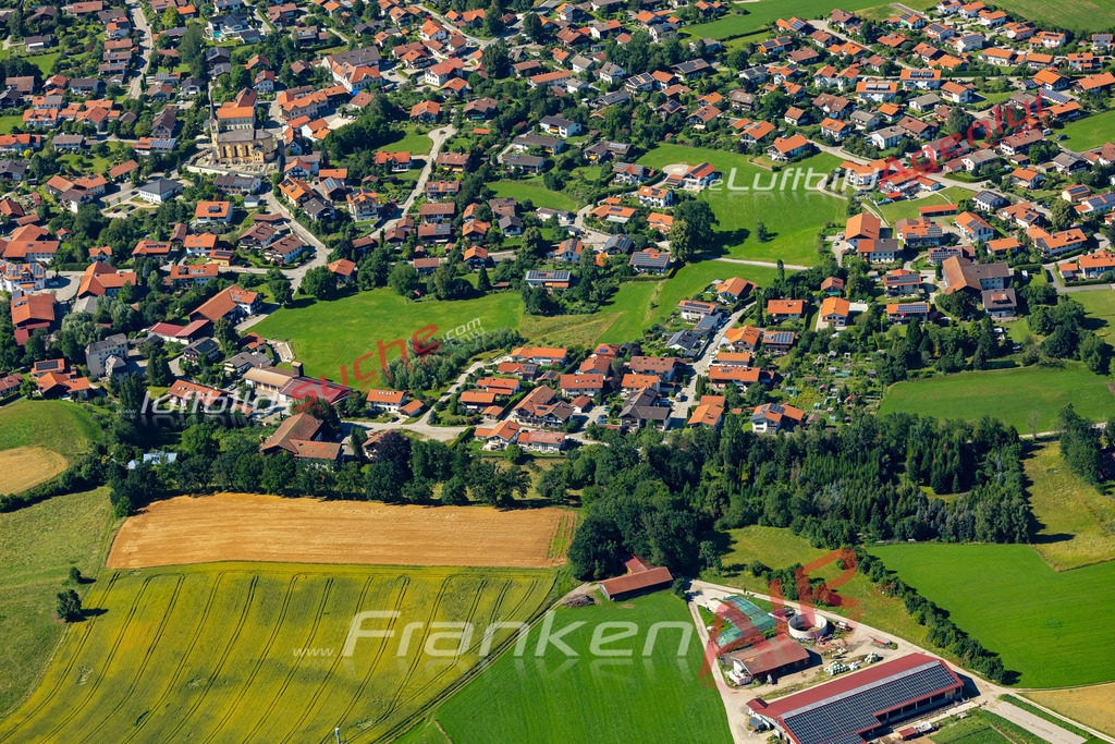 Aktuelles Luftbild von  Chieming - Die Luftaufnahme wurde 2022 mittels UL-Flugzeug erstellt ( keine Drohne ) - hochauflösende Kamera-Systeme von  Canon -Beste Qualität - Für grossformatige Ausdrucke geeignet. Die Geschenkidee !