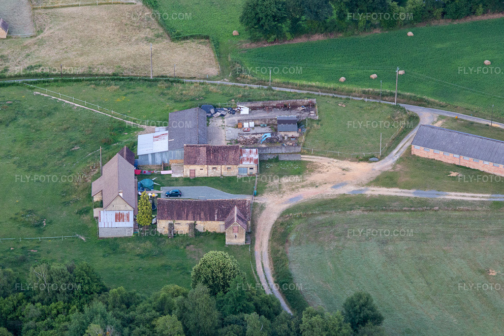 Aerial view: View of the town in Semur-en-Vallon in the state Sarthe, France. – Photo: IMG_132464.jpg taken on 06/14/2022 by Werner Riehm/FLY-FOTO.com – Resolution of the original: 3783 x 2522 px