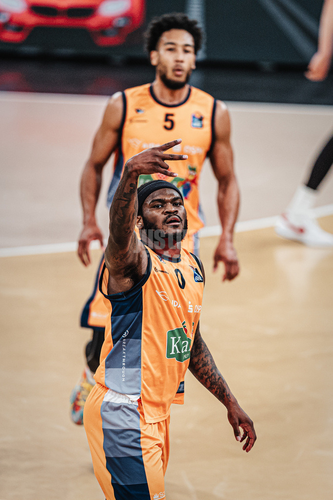 Basketball | Männer | Saison 2025/2026 | easyCredit Basketball Bundesliga | 13. Spieltag | Veolia Towers Hamburg vs. Rostock Seawolves | 22.04.2026 | TJ Crockett Jr. (#0, Rostock Seawolves) zeigt eine Drei